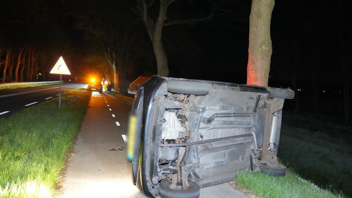 Auto op de kant in Geeuwenbrug