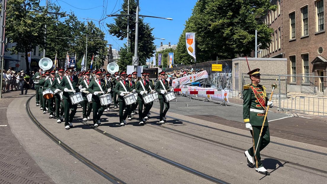 Het defilé loopt over het Spui