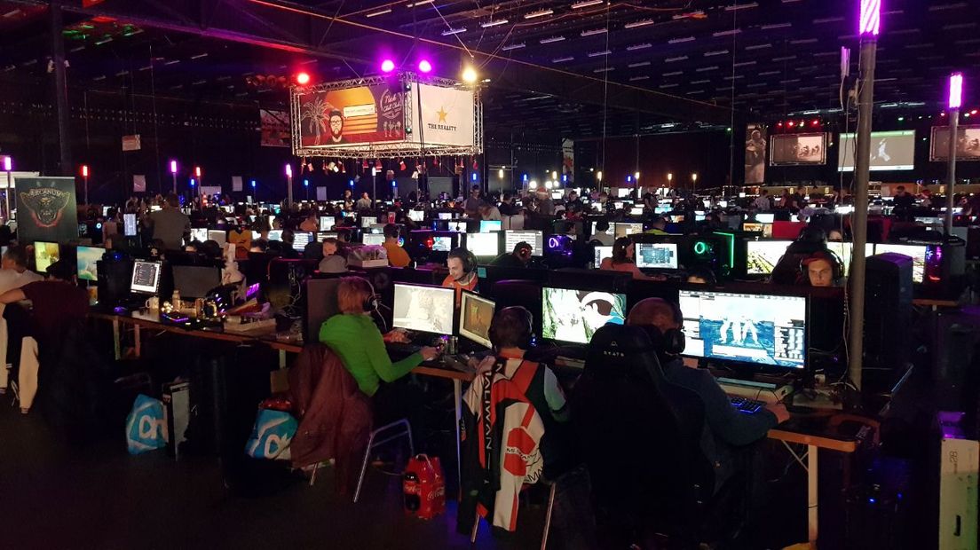 Duizend gamers nemen het tegen elkaar op in Expo Assen. (Rechten:RTV Drenthe/Nico Swart)