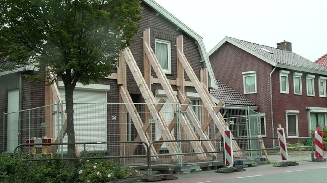 Een gestutte woning langs Kanaal Almelo-de Haandrik.