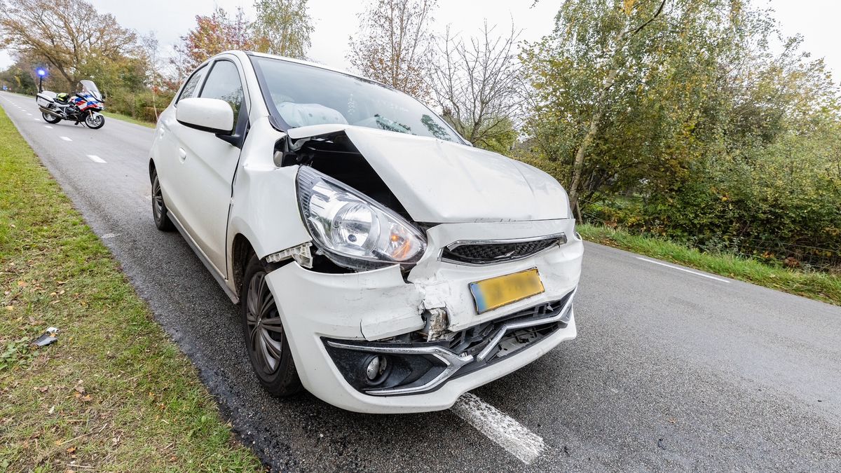 112-nieuws 21 oktober: Auto's botsen in Zandhuizen | Auto klapt op wegversmalling in De Westereen