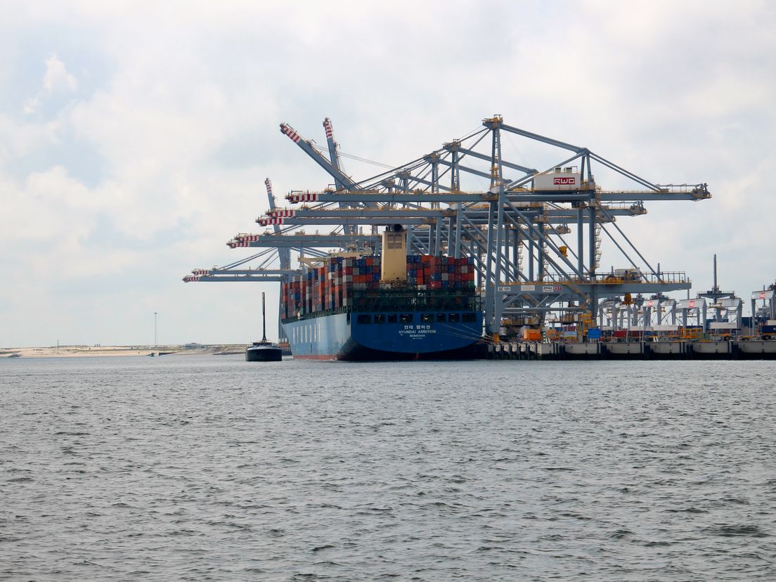 Containerschip in de Rotterdamse haven
