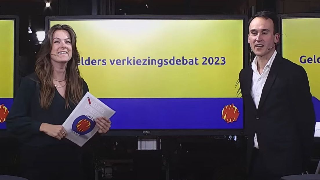 Presentatrice Aniek Beekman van Omroep Gelderland in gesprek met wethouder Paul Smeulders.