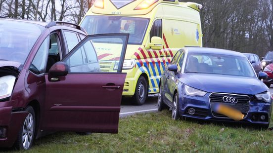 Twee gewonden bij botsing op Rondweg Emmen. Twee gewonden bij botsing op Rondweg Emmen.
