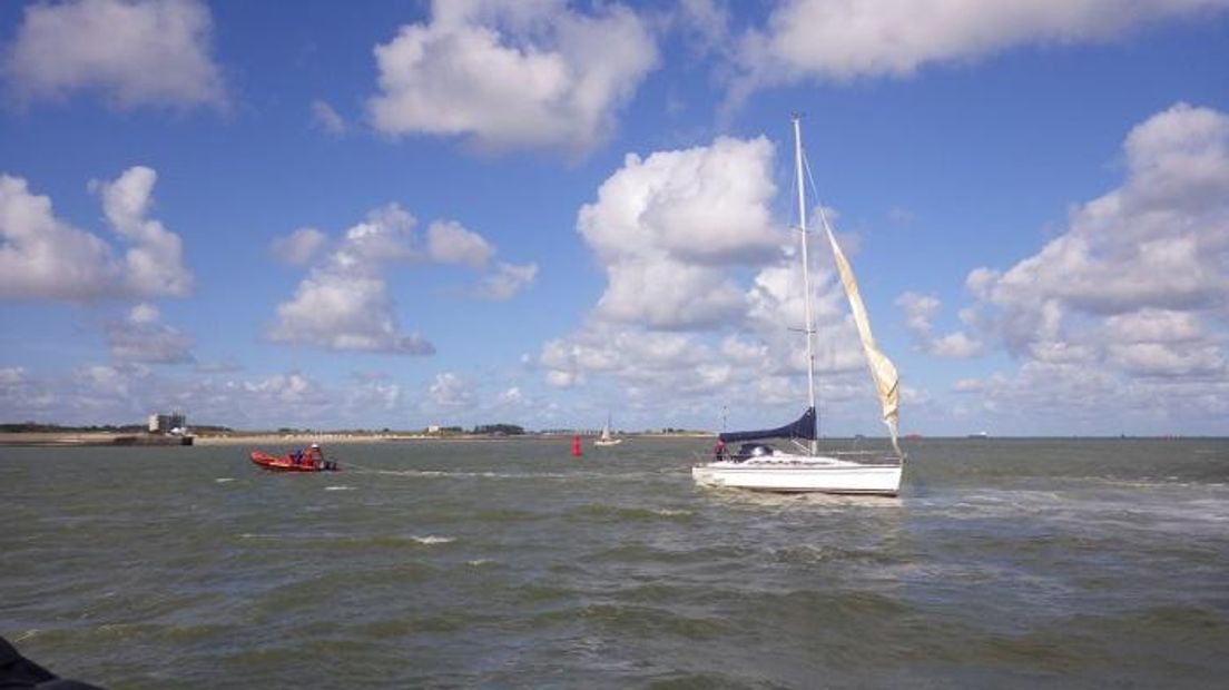 Jacht buiten Breskens vastgelopen