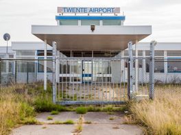 16 jaar na sluiting: zo ziet de oude aankomst- en vertrekhal van Twente Airport er nu uit