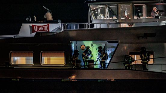 Twee rijstroken dicht op A15 richting Europoort, ongeluk met vier autos I Explosie portiekwoning Rotterdam-West. Twee rijstroken dicht op A15 richting Europoort, ongeluk met vier autos I Explosie portiekwoning Rotterdam-West.