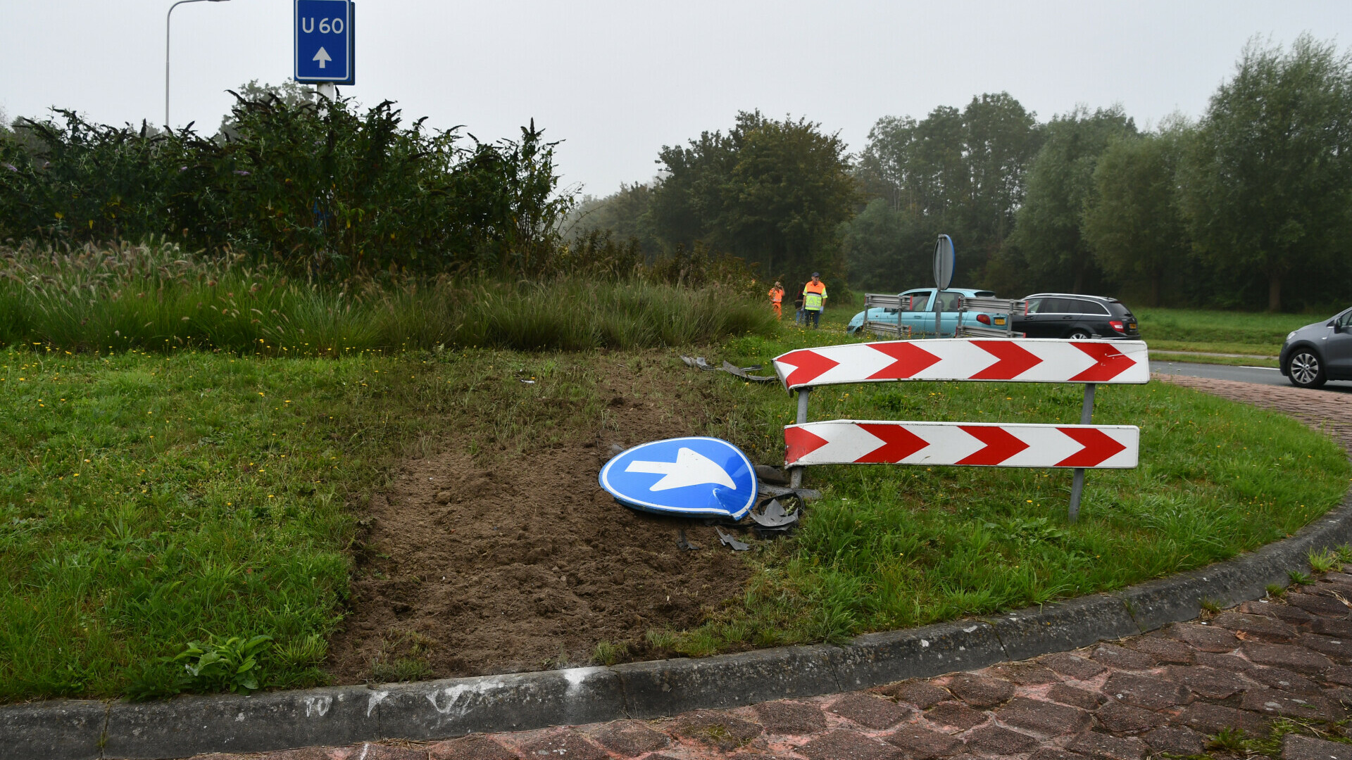 Bestelbus Rijdt Rechtdoor Over Rotonde, Bestuurder Gewond - Omroep Zeeland