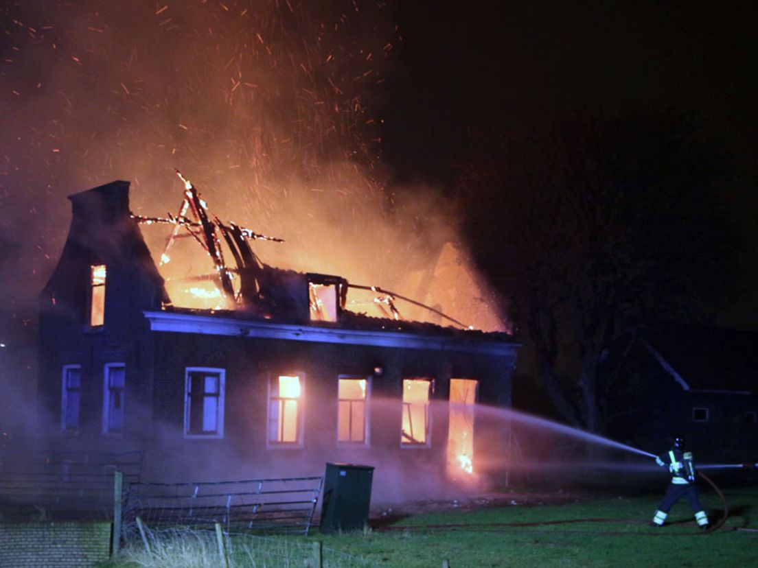 Een vrijstaande boerderij in Pernis brandde uit