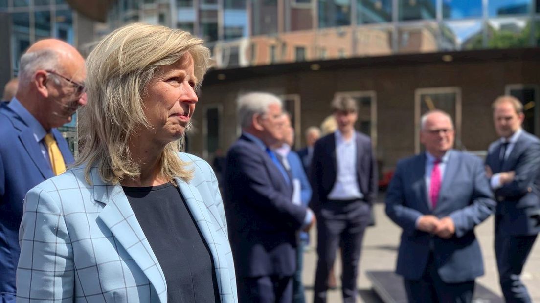 Minister Ollongren voorafgaand aan het debat in gesprek met burgemeesters en wethouders