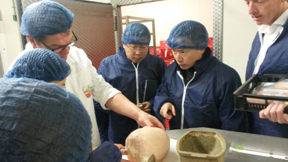 Acht Chinezen bezochten dinsdagmorgen biologische slager Henk van Oers in Hedel.