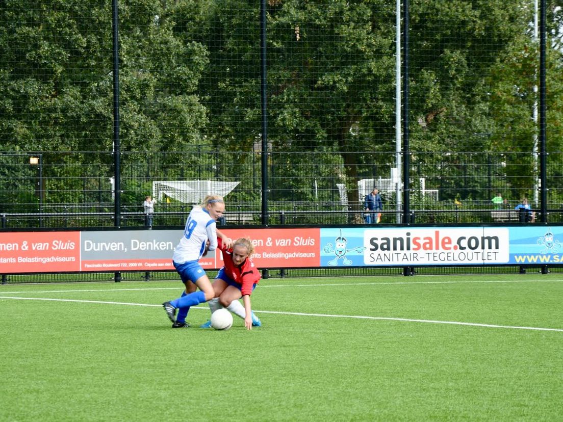 Nikki Boer op het voetbalveld