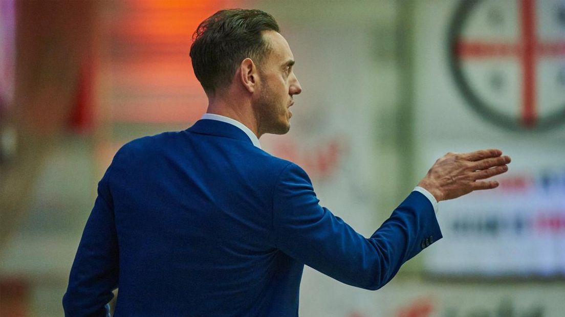 Fortuna-coach Ard Korporaal geeft aanwijzingen 