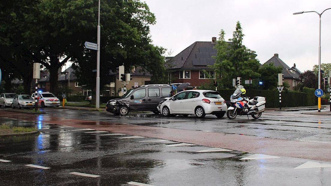 Auto's botsen op elkaar op kruising Almelo, één iemand naar ziekenhuis