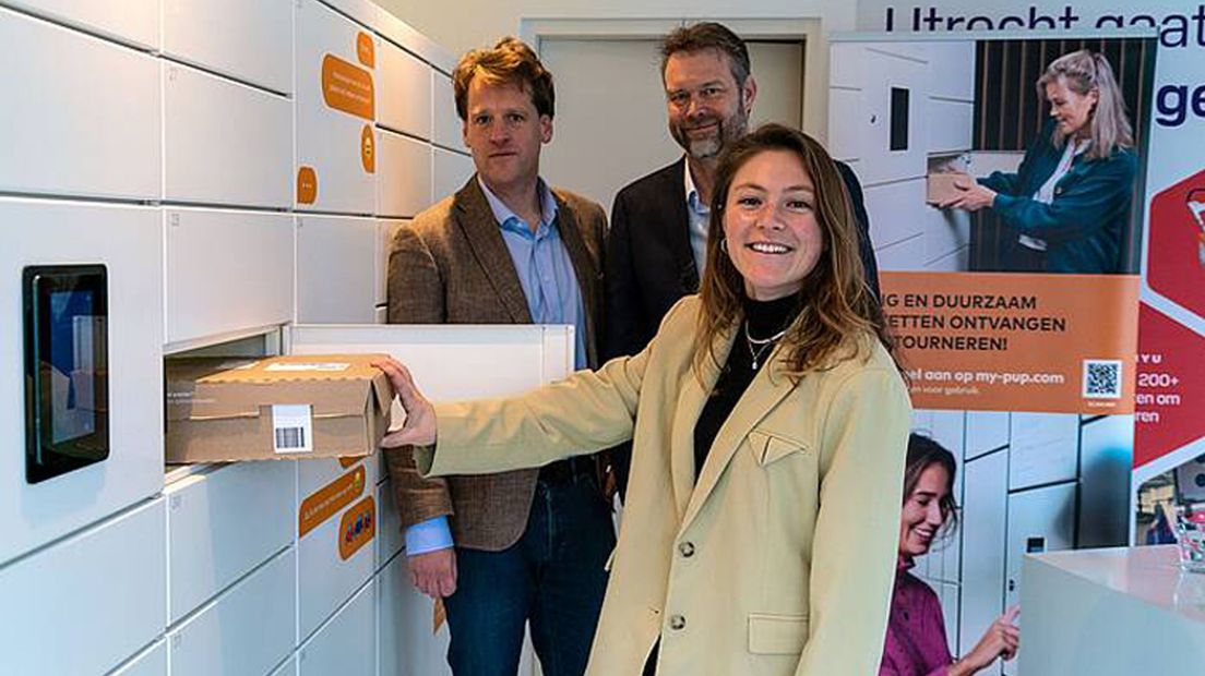 Wethouder Eva Oosters bij het eerste pakketpunt