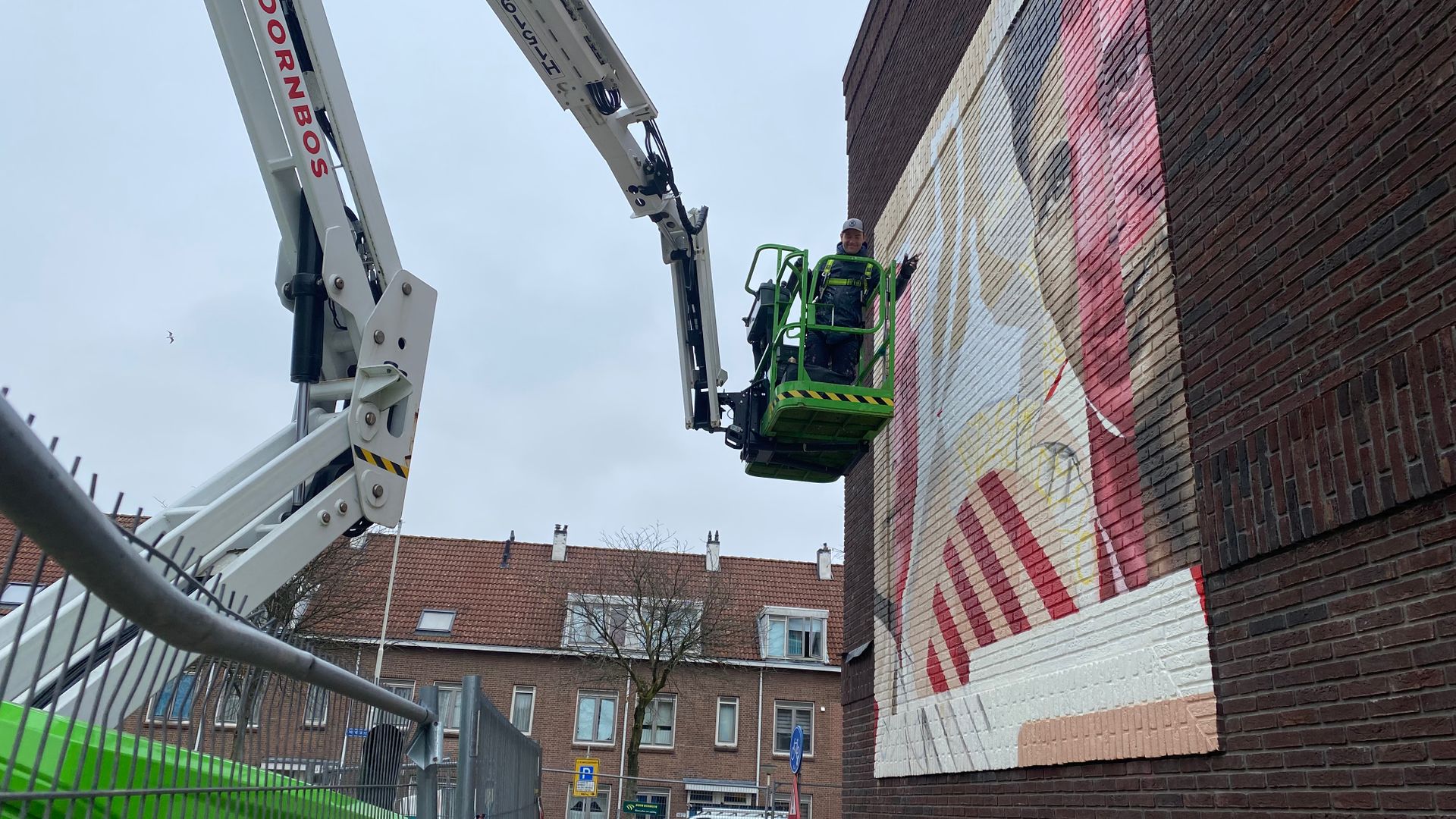 Een hoogwerker brengt Van Zwol naar de plek waar hij moet wezen