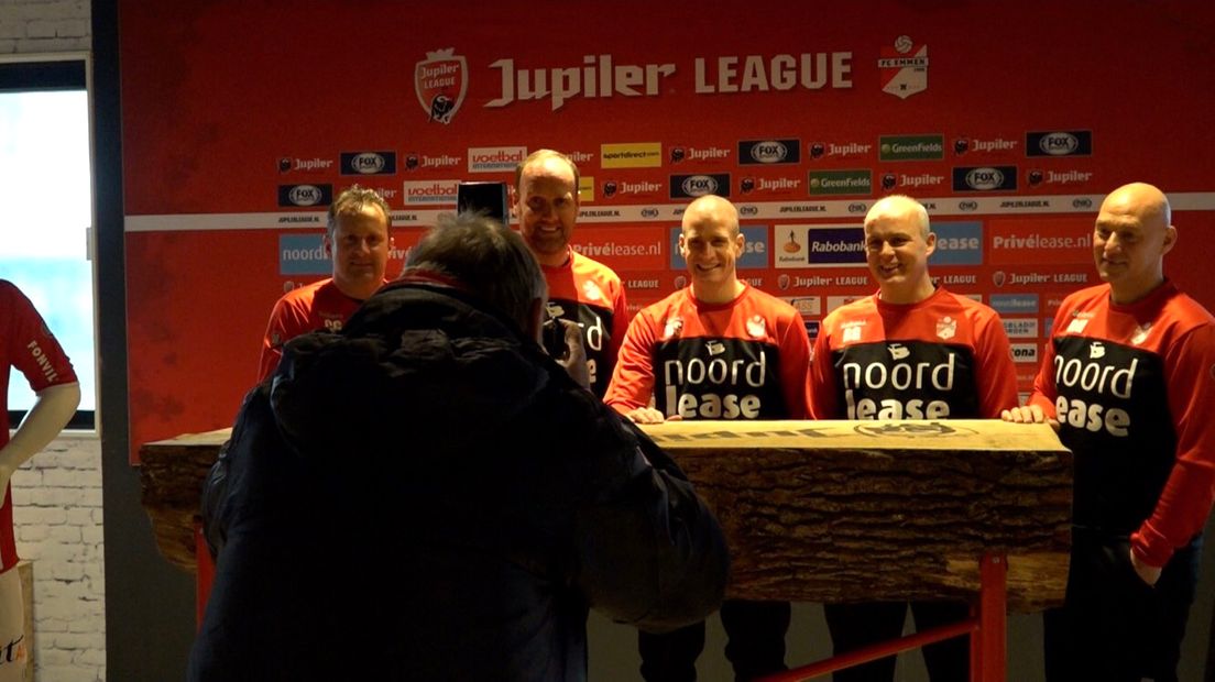De complete technische staf van FC Emmen :vlnr. Casper Goedkoop, Dick Lukkien, Bas Sibum, René Grummel en Richard Moes (Rechten: RTV Drenthe)