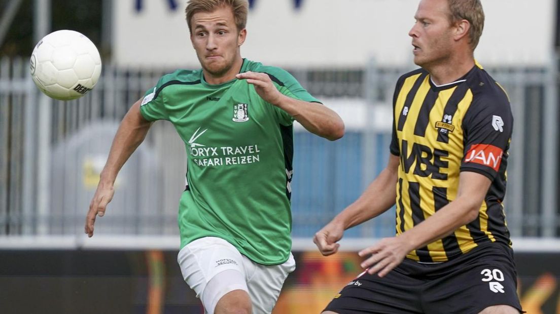 Michiel Hemmen (r) namens Rijnsburgse Boys in duel met Robert van Koesveld I