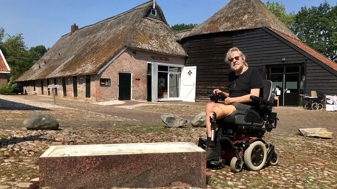 Freek Berends naast de sokkel waar het bronzen beeld stond