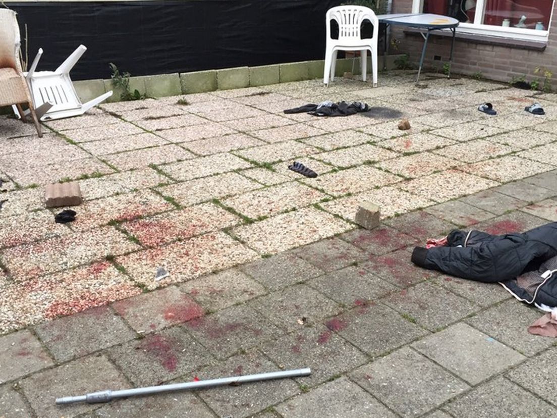 De ravage na de aanval door twee pitbulls in de Rhijnauwensingel in Rotterdam-Beverwaard.