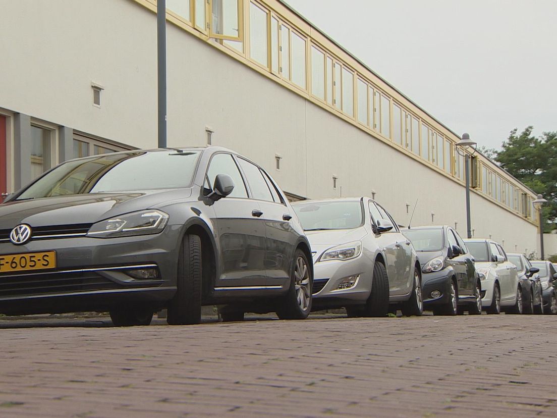 Betaald parkeren moet een einde maken aan het soms letterlijk knokken om een parkeerplek in Bloemhof.