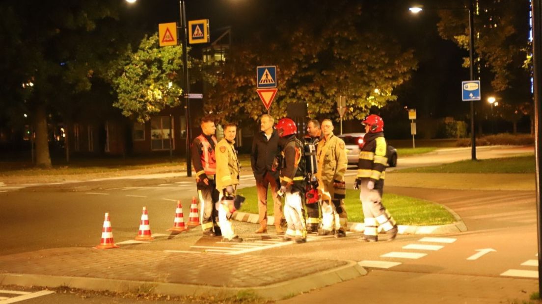 Brandweerlieden en burgemeester Klaas Sloots bij het gaslek