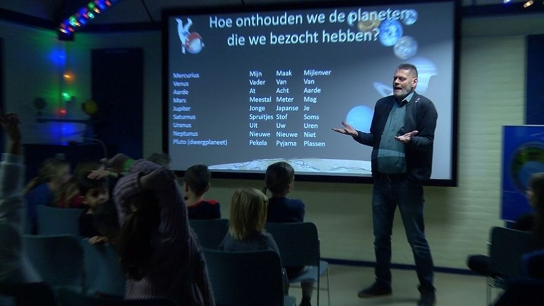 Frans van der Graaf aan het werk in de sterrenwacht (Rechten: RTV Rijnmond)