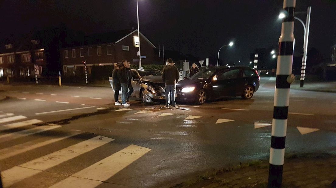 Twee auto's botsen in Hengelo