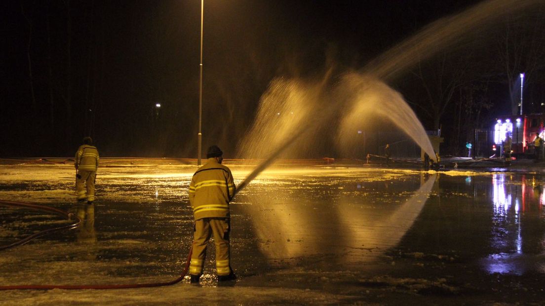 Het is weer eens wat anders dan een brand blussen of een kat uit een boom halen: de brandweer spuit zaterdagavond een schaatsbaan onder in Barneveld.