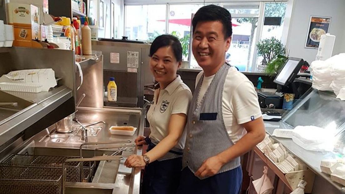 Xiao en haar man Wei Chen aan het werk in snackbar Houtwijk