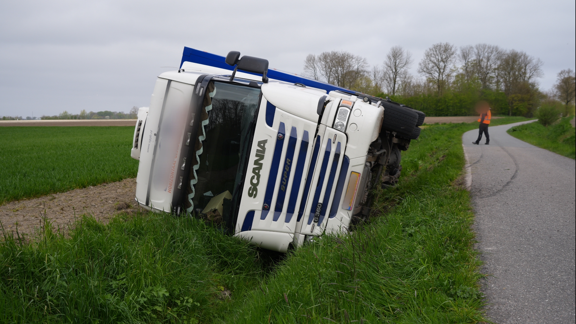 112-nieuws: Vrachtwagen van de weg bij Saaxumhuizen • Auto en motor botsen in Groningen