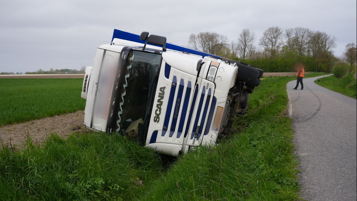 112-nieuws: Motorrijder gewond bij aanrijding in Groningen • Vrachtwagen van de weg bij Saaxumhuizen