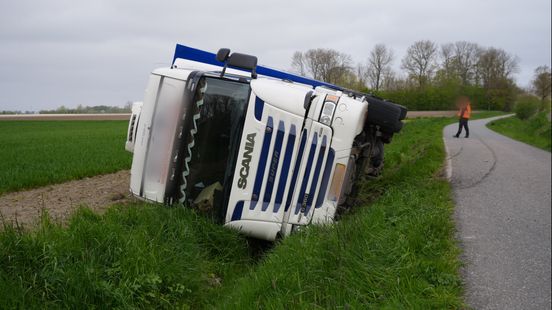 Motorrijder ernstig gewond bij aanrijding in Groningen en vrachtwagen in de sloot bij Saaxumhuizen. Motorrijder ernstig gewond bij aanrijding in Groningen en vrachtwagen in de sloot bij Saaxumhuizen.