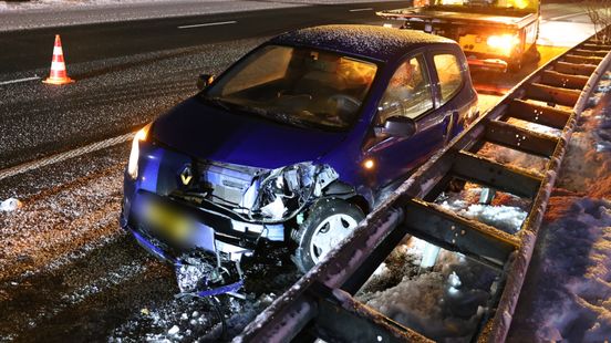 Tot 14.00 uur drie rijstroken dicht op A12, twee ongelukken tijdens nacht. Tot 14.00 uur drie rijstroken dicht op A12, twee ongelukken tijdens nacht.