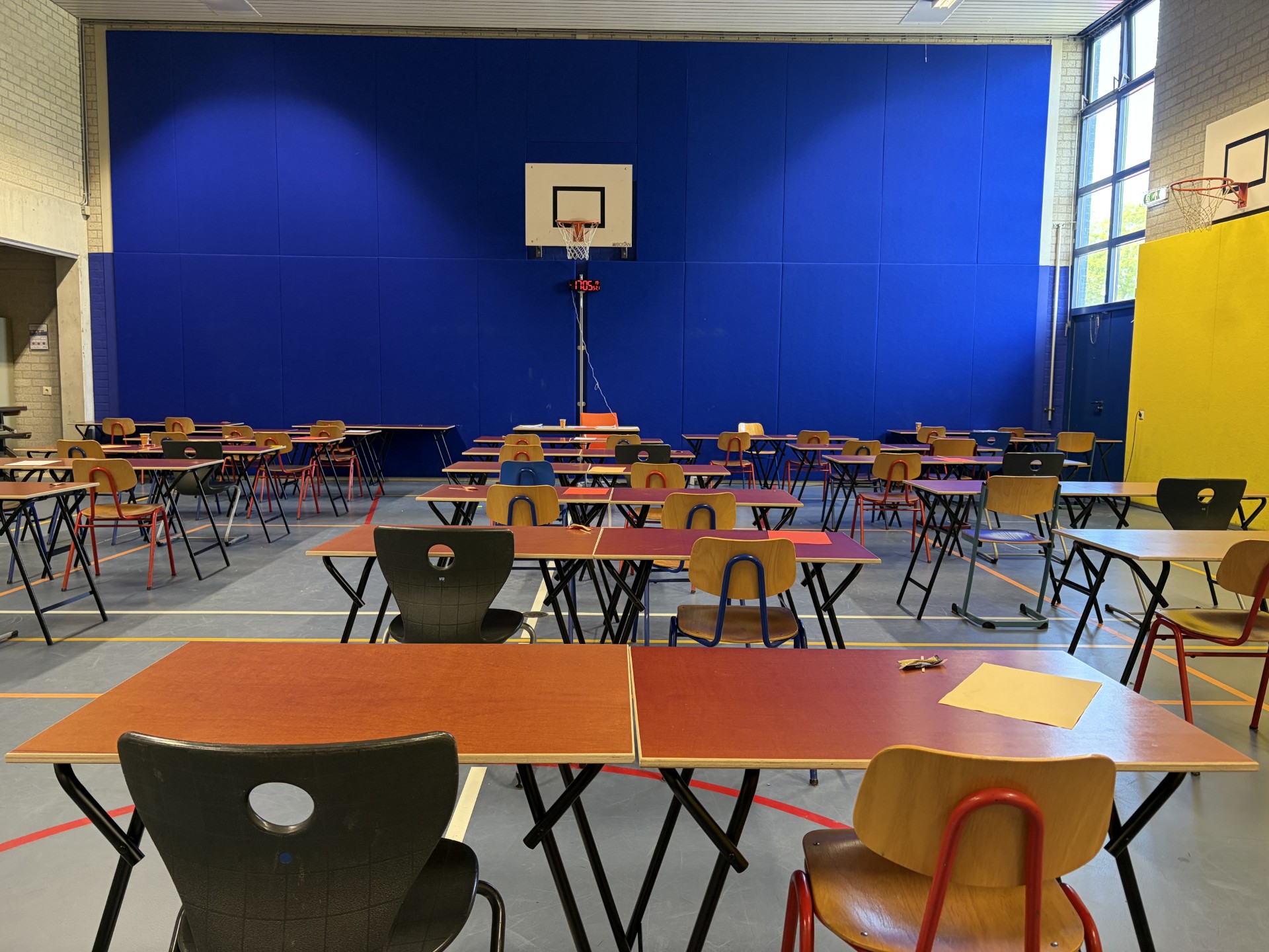 Eksamen yn de gymseal fan Montessori High School
