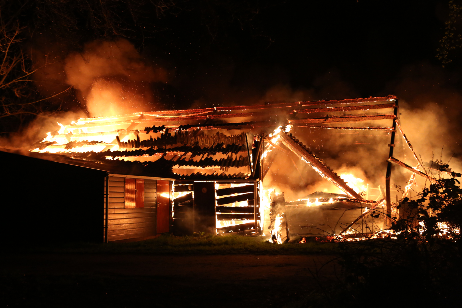 De schuur stond helemaal in lichterlaaie.