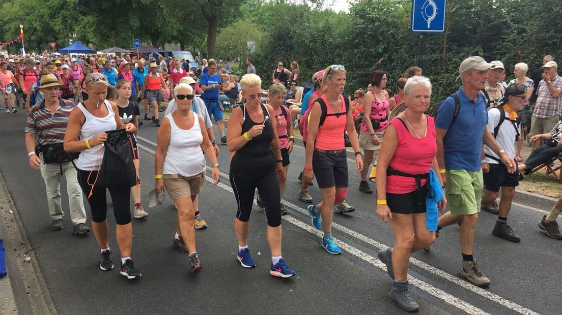 De wandelaars lopen woendag ook door Beuningen