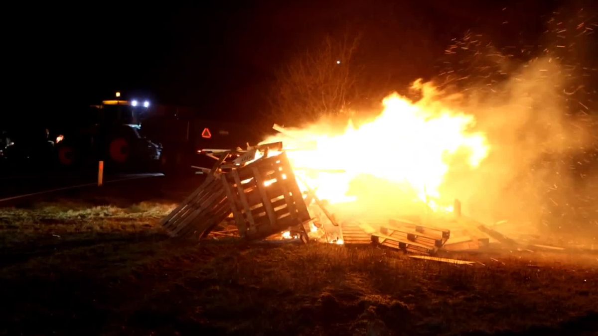 Boeren hebben brand gesticht op de Arit van de A32 bij Steenwijkerwold
