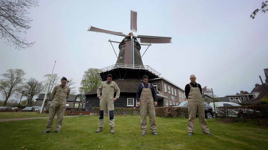 De vier molenaars van De Wieker Meule, onder wie Erwin de Jonge (tweede van links)