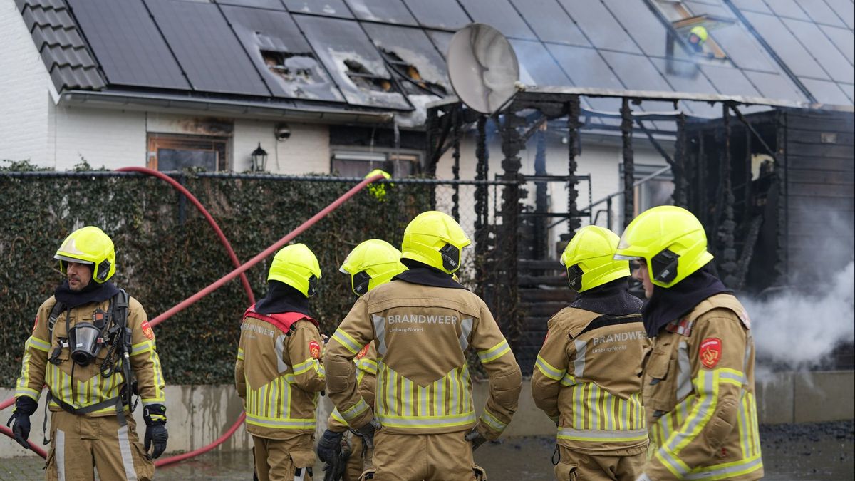 Brand in tuinhuis slaat over naar dak met zonnepanelen