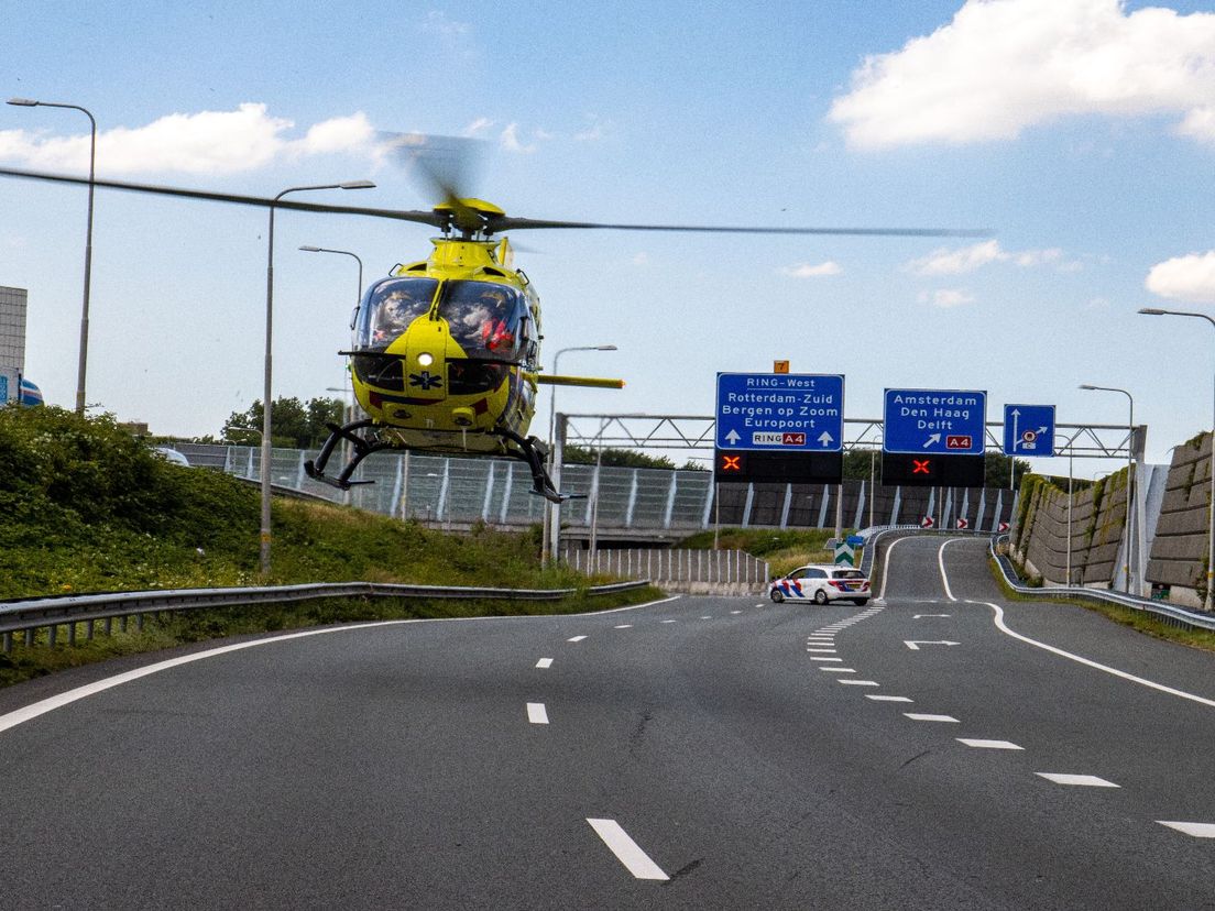 Een traumahelikopter landt op de snelweg na een ongeluk met een motorrijder