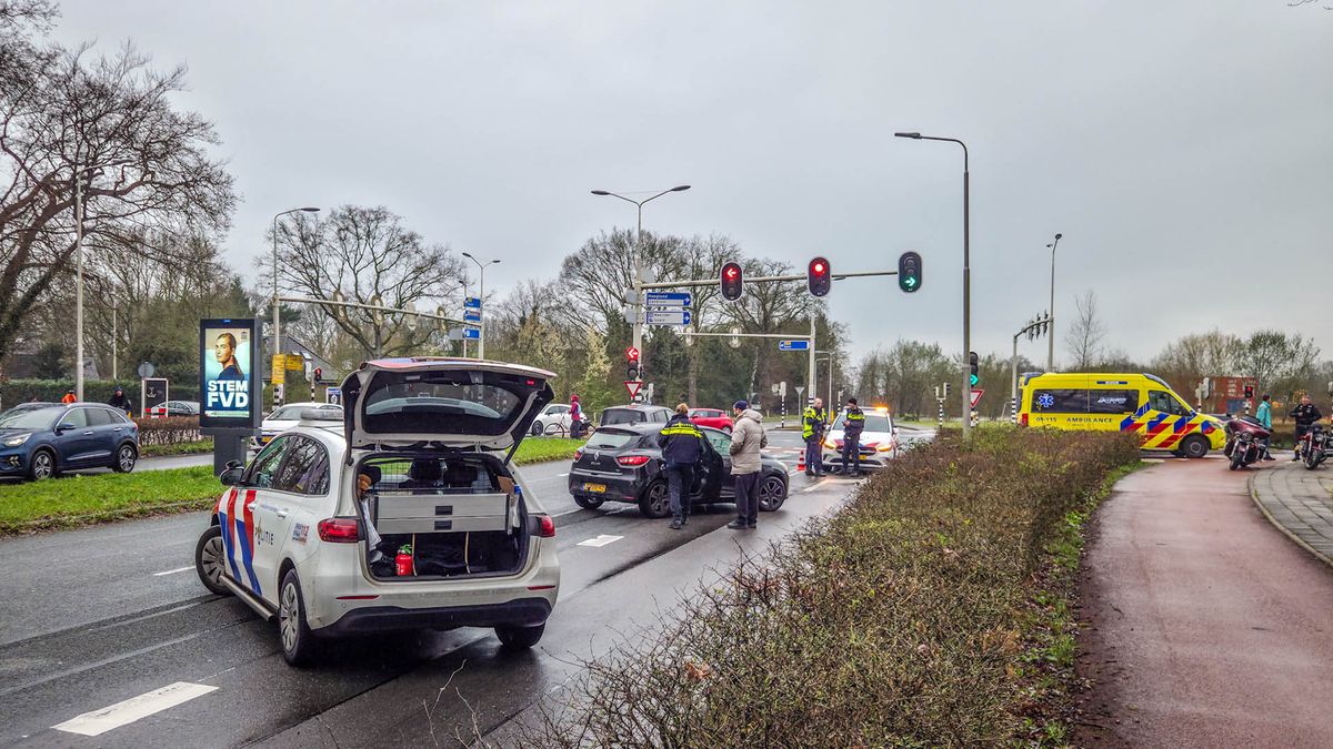 Motorrijder valt en raakt gewond op gladde weg