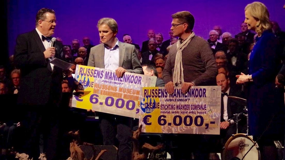 Het Rijssens Mannenkoor deelde twee cheques uit tijdens het jubileumconcert