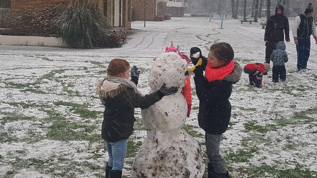 Kinderen in Meppel bouwen een sneeuwpop (Rechten: Persbureau Meter)