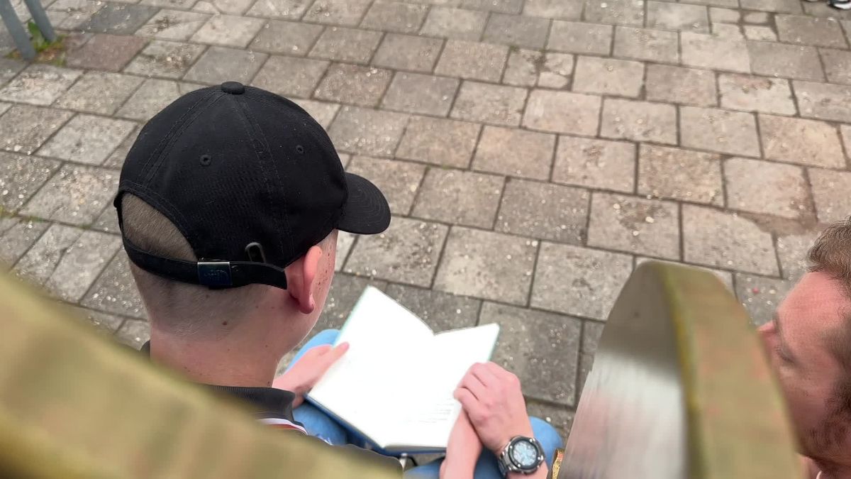 Voorleeskampioen Fedde uit Kollumersweach wordt verrast op school