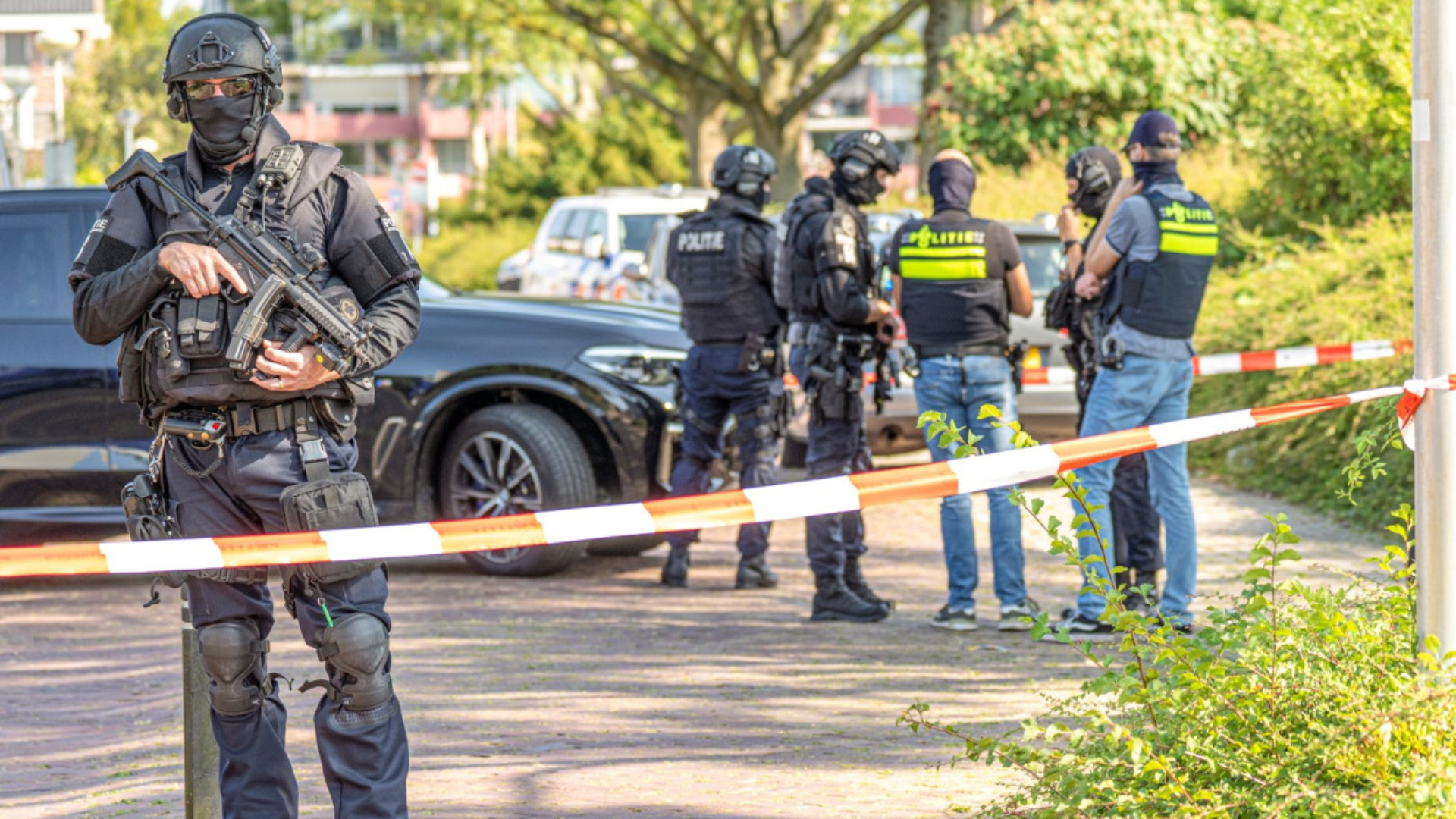 Woninginvallen En Arrestaties Bij Grote Politieactie In Zwijndrecht ...