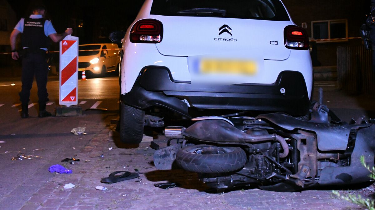 Scooterrijder belandt onder geparkeerde auto en raakt ernstig gewond