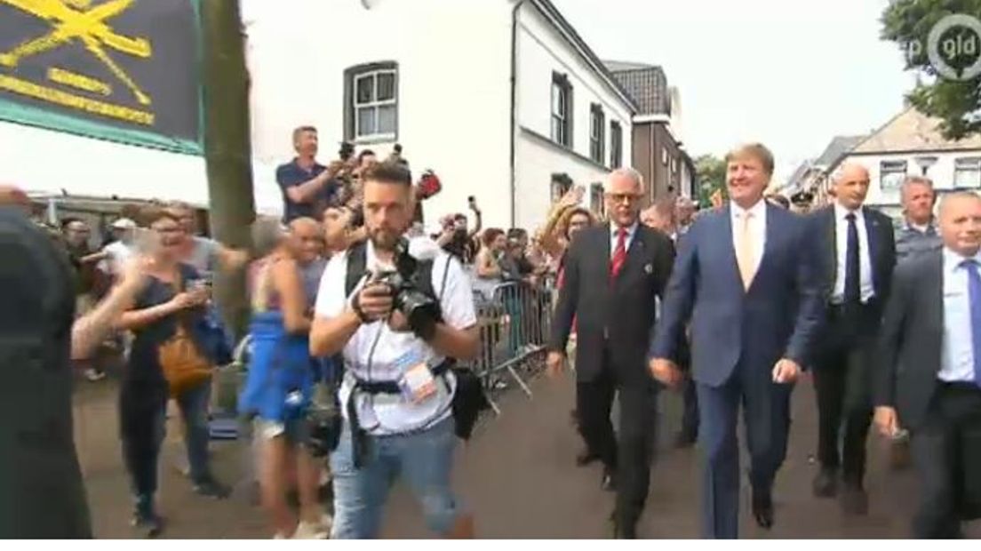 Koning Willem-Alexander brengt deze vrijdag een verrassingsbezoek aan de Vierdaagse, die deze vrijdag de intocht beleeft. Hij deed dat om te beginnen in Cuijk.