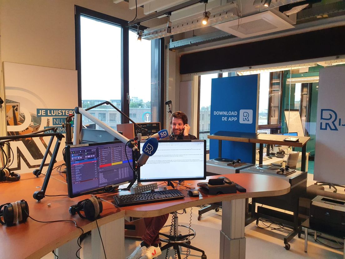 De Radiostudio van Radio Rijnmond met presentator Peter van Drunen