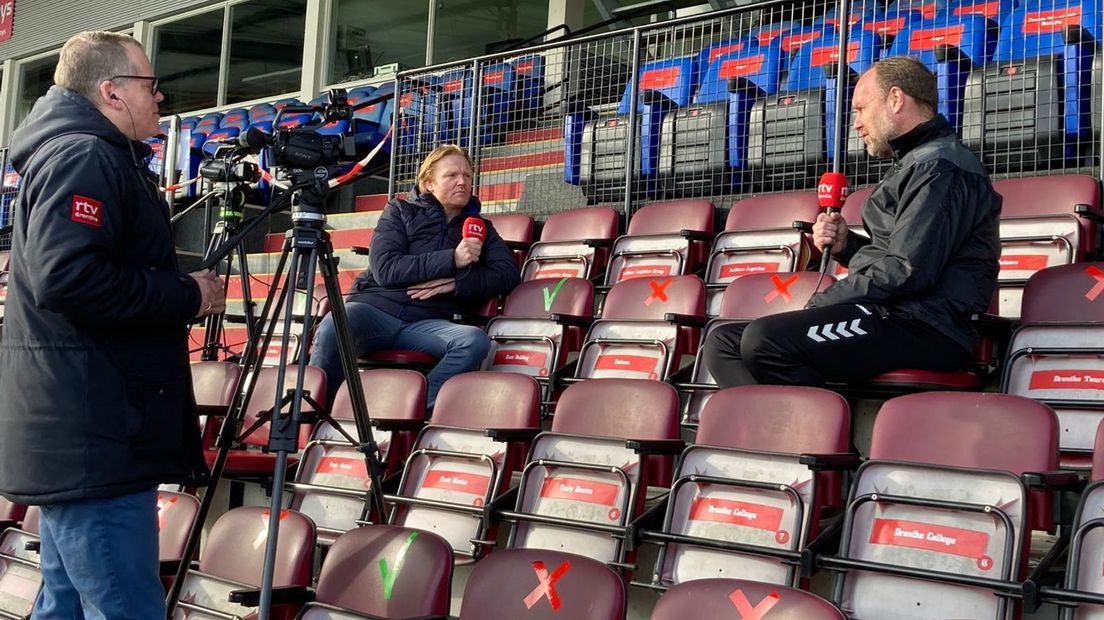 Niels Dijkhuizen interviewt trainer Dick Lukkien in zijn hoedanigheid als FC Emmen watcher